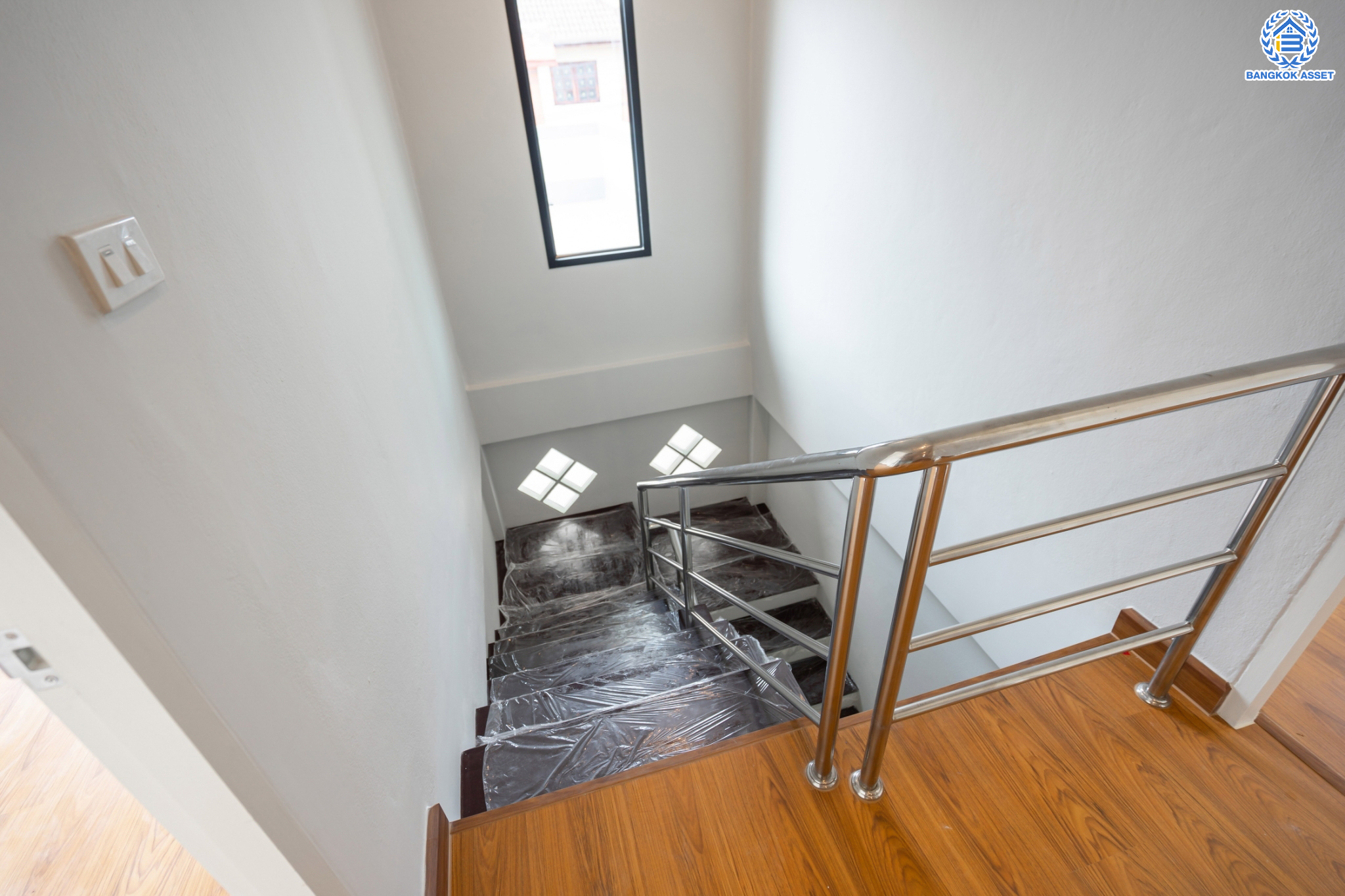 บ้านมือสองตกแต่งใหม่ ม.บูรพา12 ดอนเมือง บ้านเดี่ยว เนื้อที่ 50 ตร.ว. ฟังก์ชัน 4 ห้องนอน 2 ห้องน้ำ จอดรถได้ 2 คัน บนทำเลดีที่สุด ใกล้สนามบินดอนเมือง ทางด่วน "ศรีสมาน" และรถไฟฟ้าสายสีแดง "สถานีดอนเมือง"...